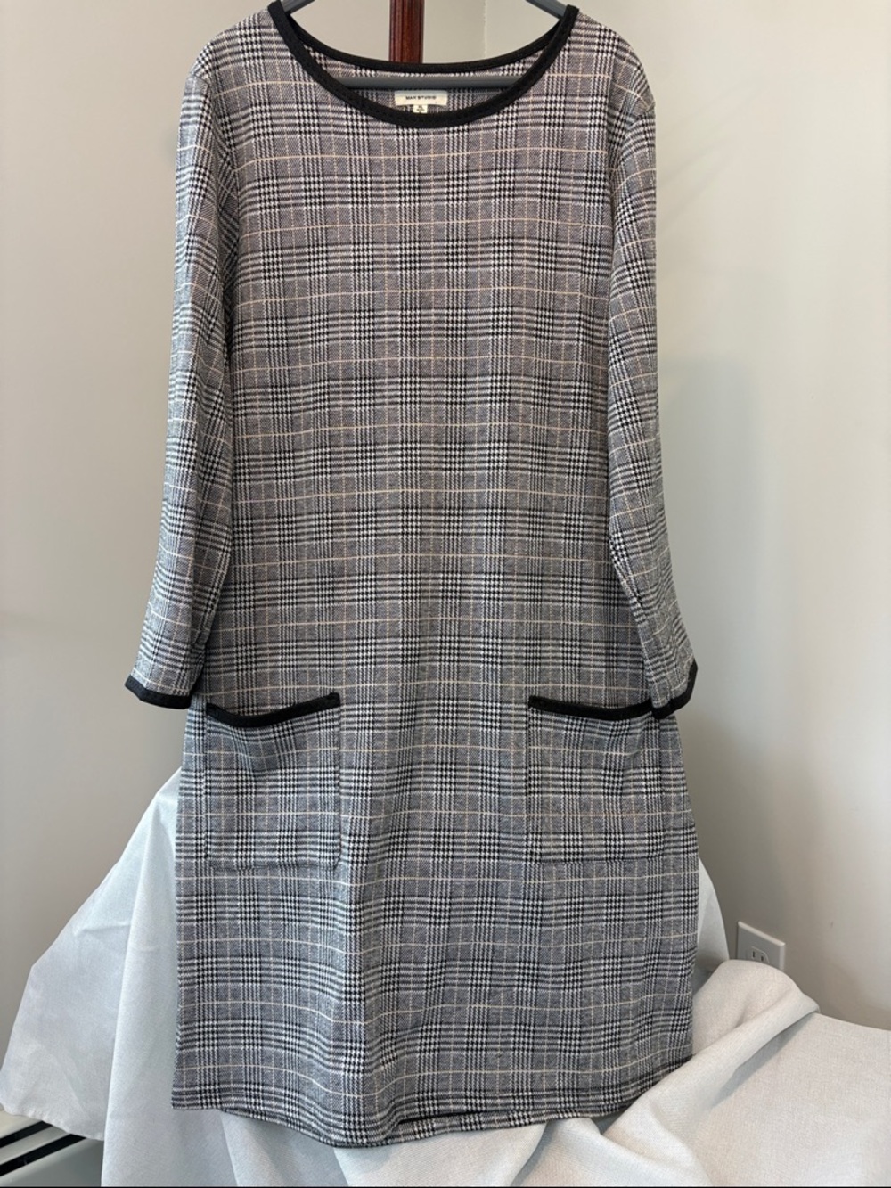 Max Studio Black and Gray Plaid Long-Sleeve Shift Dress
